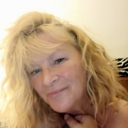 Blondie is looking for singles for a date
